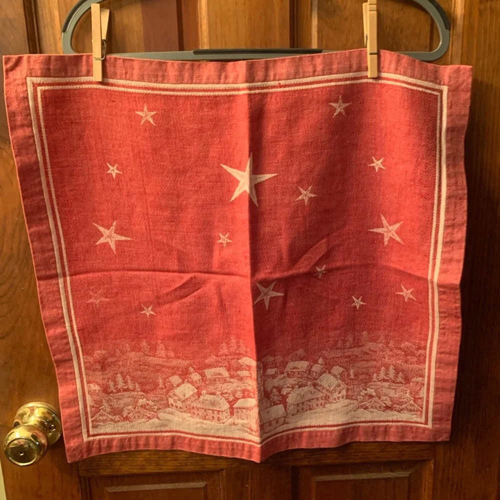 5 WILLIAMS SONOMA, RED and WHITE St. Nick Napkins, textured 48 Linen 52 Cotton.
